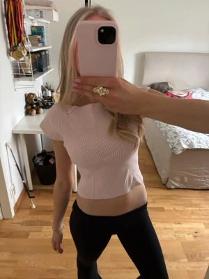 Ljusrosa ribbad croppad topp - Säljer en ljusrosa croppad topp med ribbad struktur. Från Gina Young i storlek 159-164 men passar mig som vanligtvis har XS