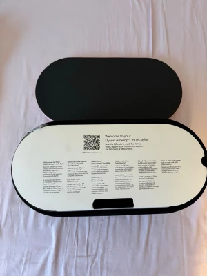 Dyson Airwrap Complete long / Limited edition  - Alla originaltillbehör medföljer, samt originalbox. Allt ingår enligt bild.  Perfekt för att locka, forma, föna och släta ut håret utan extrem värme. Ger salongskänsla hemma och minskar friss samtidigt som håret får fin glans. Kvitto finns såklart och fraktar inom 12 timmar.           #dysonairwrap #dyson #coppernickel #hairtools #haircare #stylingverktyg #vintedfynd #hårstyling #airwrap #beautytech