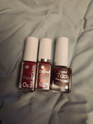 Röda nagellack  - Tre stycken helt nya nagellack. En är glittrig, en är shimmrig och en är helt vanlig röd. Alla är från Depend. 