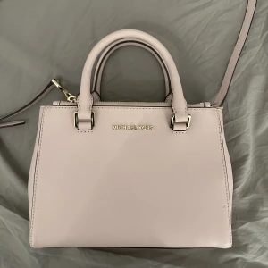 Väska från Michael Kors - Supersöt rosa väska från Michael Kors, går även att bära som en axelremsväska. Väldigt fint skick