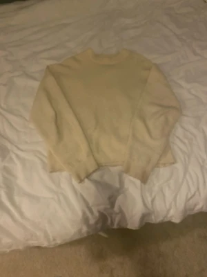 Beige stickad tröja från H&M - Mysig beige stickad tröja från H&M med rund halsringning och långa ärmar, väldig mjukt material. Lite nopprig.