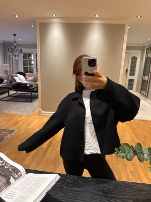 Svart jacka  - Svart kort jacka från Cos i storlek s💞💞köptes för 2000