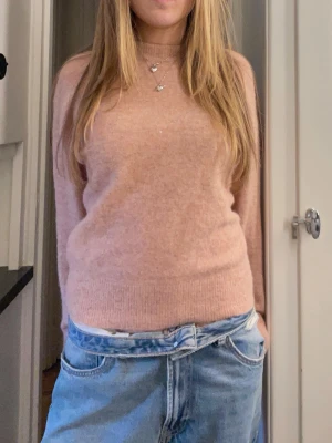 Ljusrosa stickad tröja - En super super mjuk och gosig tröja ifrån samsoe samsoe. Väldigt varm och sticks inte. I alpacaull. Nypris ca 1500kr. Knappt använd.