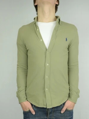 Ralph Lauren featherweight mesh skjorta  - RALPH LAUREN FEATHERWEIGHT MESH SKJORTA Storlek : S Passform : Normalt Användning : Skjortan är i ett fint skick utan defekter Nypris : Cirka 1800SEK Modellen : på bilen är 182CM och väger 77KG