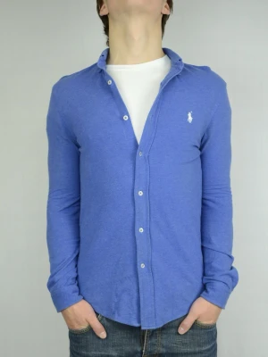 Ralph Lauren featherweight mesh skjorta  - RALPH LAUREN FEATHERWEIGHT MESH SKJORTA Storlek : S Passform : Normal Användning : Skjortan är i ett fint skick utan defekter Nypris : Cirka 1800SEK Modellen på bilen är 182CM och väger 77KG