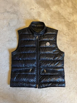 💫Moncler Gui väst💫 - Hej! Säljer nu denna sjukt snygga Moncler västen i modellen Gui som passar perfekt nu på hösten. Den är i storlek 2 vilket motsvarar S/M. Otroligt fint skick, inga konstigheter alls. Den är i marinblå färg. Hör av er vid frågor eller funderingar🤩💫
