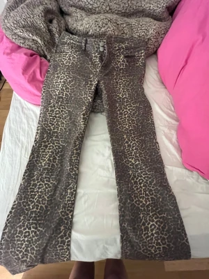 Nelly Leopardmönstrade jeans  - Säljer ett par snygga leopardmönstrade jeans med bootcut-modell. Från Nelly, säljer vidare för de inte passade, pris kan diskuteras❣️