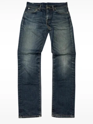 Levis selvegde jeans - Levis jeans med en riktigt fet tvätt! Fint skick, inga defekter. Modellen är 511 och sitter straight, han på bilden är ca 180, 70 kg. 30/32, midja ca 40 ,längd ca 104. Kontakta mig för fler frågor och funderingar!