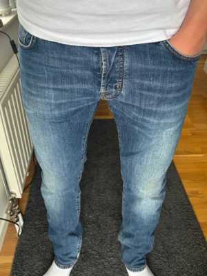 Jacob Cohën 688 Comfort - Second Premium Edition - Premium Denim handgjorda i Italien - Lyxiga Jacob Cohën 688 Comfort i blå tvätt. Handgjorda i Italien av japansk denim. 🧵 Jacob Cohën - 688 Comfort. 📏 Stl 35. Straight slim stretch. 📐 A:43,5, B:79, C:105. ✅ 9,5/10 - Nyskick, knappt använda. 🧩 98% bomull 2% elestan. ✨ Second Premium Edition, mörkbrun läderpatch, silverknappar, rutigt foder. 💰 Nypris ~5500 kr. 🧍‍♂️ Ref: 184-189 cm. ‼️Skickas samma dag/dagen efter📦 ‼️