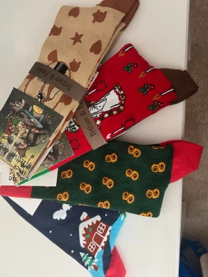 Färgglada strumpor från Svensk Husman - Fyra par färgglada strumpor från Svensk Husman. Köpte som en julklapp men var fel storlek och glömde lämna tillbaka innan det var försent.🤦‍♀️