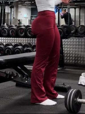 DFYNE vision flares - DFYNE vision flares limited edition i den populära färgen winter berry. Säljer pga råkade beställa två par i all hast😎😅 otroligt sköna och så snygga! Oanvända och lappen kvar! Strl xs short