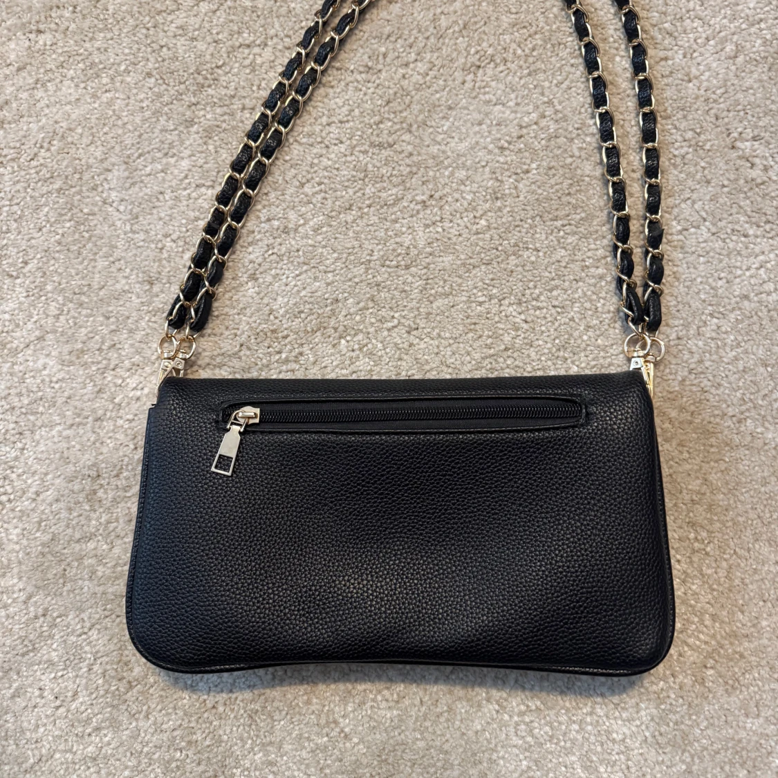 Svart handväska med kedjerem - 1