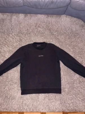Svart stickad tröja Marc O'Polo - Säljes i bra skick, ny pris ligger runt 1500kr. Storlek M, skicka pm om du har några frågor
