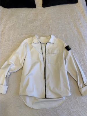 Vit overshirt från Stone Island - Fint skick! Storlek M