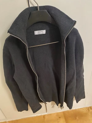 Mörkgrå ziptröja från Ljung - Riktigt lyxig tröja från Ljung | Storlek S | Färg mörkgrå | Skick 10/10 | Skriv om du har några funderingar 💪🏼🤝