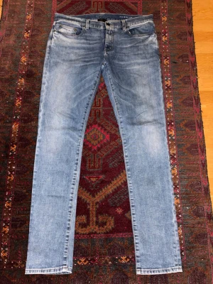Hedi Slimane YSL jeans - Hedi Slimane-era Saint Laurent Paris jeans Strl 32 - Made in Italy  Ljusblå jeans från Saint Laurent under Hedi Slimane-eran. Klassik Slp passform med naturlig fade.  • Strl 32 • Tillverkade i Italien • Ljus tvätt • Slim straight • Knäppning fram • Läderpatch bak • Bra använt skick med naturligt slitage