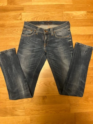Blå jeans från Nudie Jeans - Säljer ett par tvär feta nudie jeans med riktigt schyssta fades. 🍾💵Ny pris ligger över 1000. W 27 L32 modell:Long John (slim/skinny fit)
