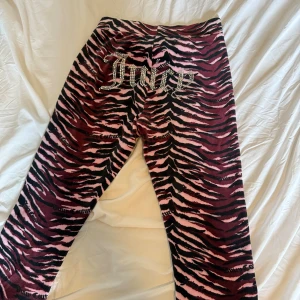 Juicy Couture byxor - HELT OANVÄNDA Juicy Couture byxor i mjuk velour. 