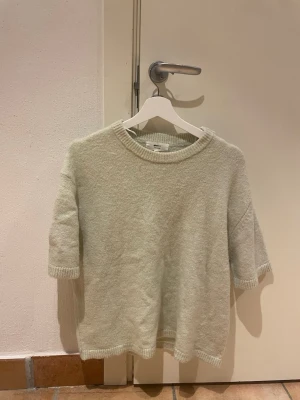Ljusgrön stickad t-shirt - Super söt ljus grön stickad tröja med trekvarts ärmar. Den är i storlek L men sitter fint over sized på mig som är XS/S, så de bror på hur du vill att den ska sitta.💞