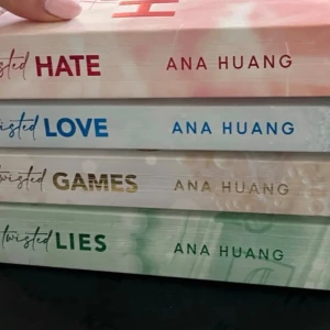 Twisted-serien av Ana Huang - Hela serien, de tre första är i nyskick! Den sista fint skick, på engelska 