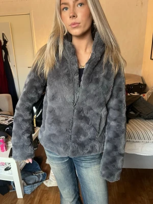 Grå pälsjacka från Soul River - Grå pälsjacka från Soul River i storlek S!!