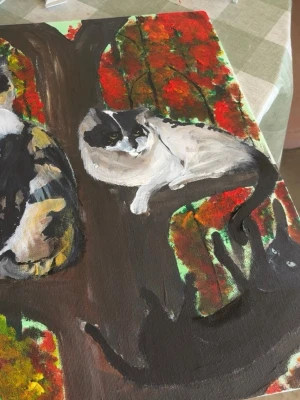 Målad tavla med katter i träd - Unik handmålad tavla som föreställer flera katter som ligger i ett träd med färgglada höstlöv i bakgrunden. Färgerna går i rött, orange, grönt och brunt. Motivet är målat på en rektangulär canvasduk.