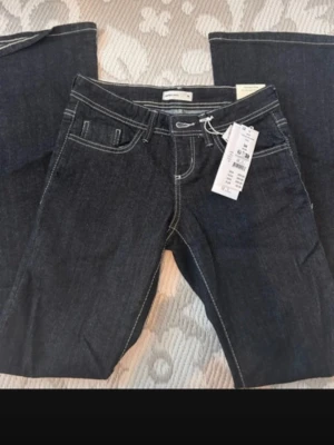 Nyskick storlek 32 - Lånade bilder men mina är nya också 