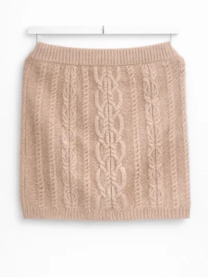 Beige stickad kjol från NA-KD - Säljer en beige stickad kjol från NA-KD i storlek M. Kjolen har ett snyggt flätmönster och bred resår i midjan. Perfekt för dig som gillar mysiga och trendiga plagg med en klassisk touch.