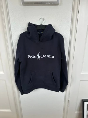 Ralph Lauren hoodie - Säljer nu denna sjukt feta och populära Ralph Lauren hoodien | skick 9/10 och utan defekter eller fläckar | Storlek M men sitter mer som S och passar längderna 170-180