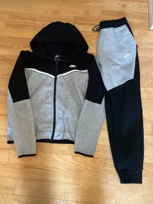 Nike tech fleece tracksuit - En Nike tech tracksuit som jag har använt få gånger. Skriv för mer information!