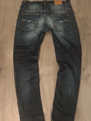 Nudie Jeans Archive  - Feta jeans från nudie. W34 L34. Midja 45cm, längd 111cm och benöppning 19cm. 