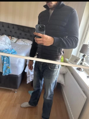 Marinblå Moncler cardigan - Marinblå Moncler, som inte används längre. Den e sjuk snygg passar M, jätteliten i storlek. Storlek XL men den passar M bara inte över de. Skriv vid intresse. NYTT SKICK