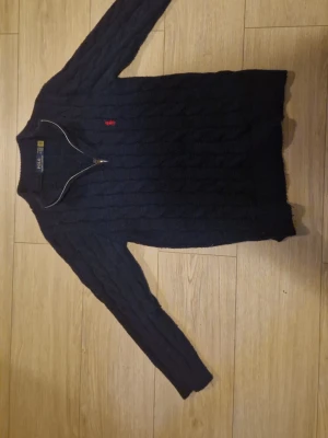 Polo ralph lauren quarter sip - Nästan helt ny polo ralph lauren tröja i 9/10 skick, får med påsen. Om du är intresserad så är det bara att skicka en bud/fråga! S/M