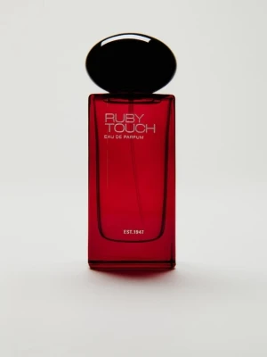H&M Ruby Touch Eau de Parfum 50ml - Ruby Touch Eau de Parfum från H&M - kommer i en elegant, djup röd glasflaska med svart oval kork. Doften har inslag av jasmin, saffran och amber. Kryddor, ambra och trä – en djärv och sofistikerad doft där rik ambra och kryddig saffran möter ädla träslag. Toppnoter: apelsin, tagetes, torkad frukt. Mellannoter: Trä, saffran, viol, Jasmin. Basnoter: amber, ek,  mossa, mysk. Är vegansk. NY full flaska, endast provad en gång. Levereras i orginalbox.