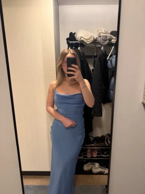 Blå långklänning satin - Snygg satin klänning i storlek 36 från ASOS. Jättefin till bal eller sittning. Använd ett fåtal gånger 