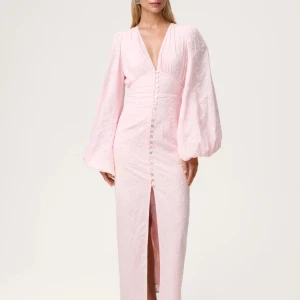 Ljusrosa adoore långklänning  - Säljer klänningen helt oanvänd med lappar kvar då jag köpte fel storlek. Helt slutsåld på hemsidan! Storlek 32                                                       Villig att byta mot en likadan i storlek 34!!💞💞nypris 1695kr