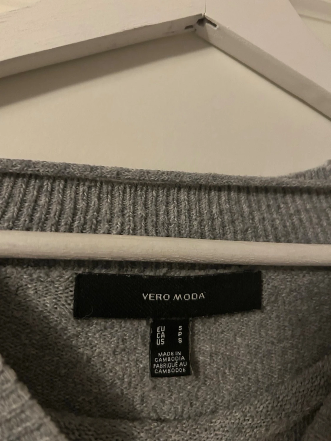 Grå stickad tröja med rund hals - 2