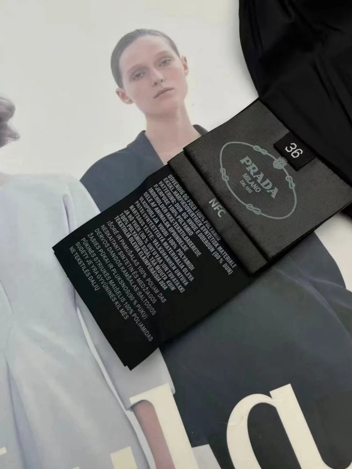 Svart dunjacka med pälskant från Prada - 4