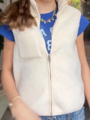 Teddyväst - Fin beige/vit teddyväst från pieces🤍
