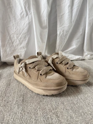 UGG - Lo Lowmel - Ugg snekaers i en fin beige färg, dubbla snören och väldigt skön passform. Sulor något smutsiga men går att tvätta. I övrigt inget att anmärka!Perfekta vårskor🌸