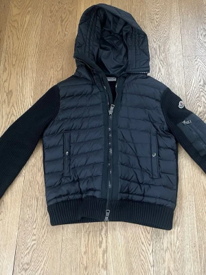 Svart moncler cardigan  - Svart cardigan från moncler. Fickor med knappar och en extra ficka på ärmen med Moncler-logga.  Certifierad och äkta 
