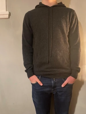 Kashmirhoodie - Säljer denna mörkgråa kashmir hoodien från John Henric. Skick 8/10 använd men inga slitage som tyder på detta. Storlek M. Ny pris lite över 2000 kr. 