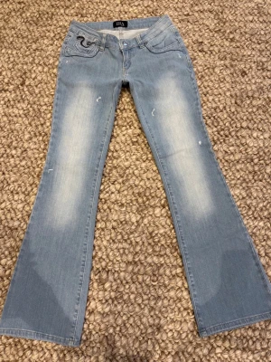 Ljusblå bootcut jeans från ERA - Super fina ljusblåa jeans från Era. Lågmidjade och bootcut med små slitningar och detaljer på fickorna. Super fint skick. Skriv vid frågor eller mått💕