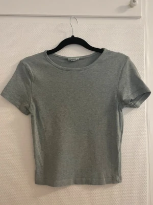 Grå T-shirt  - Basic grå T-shirt från Gina, storlek s.   Kom gärna med bud!✨