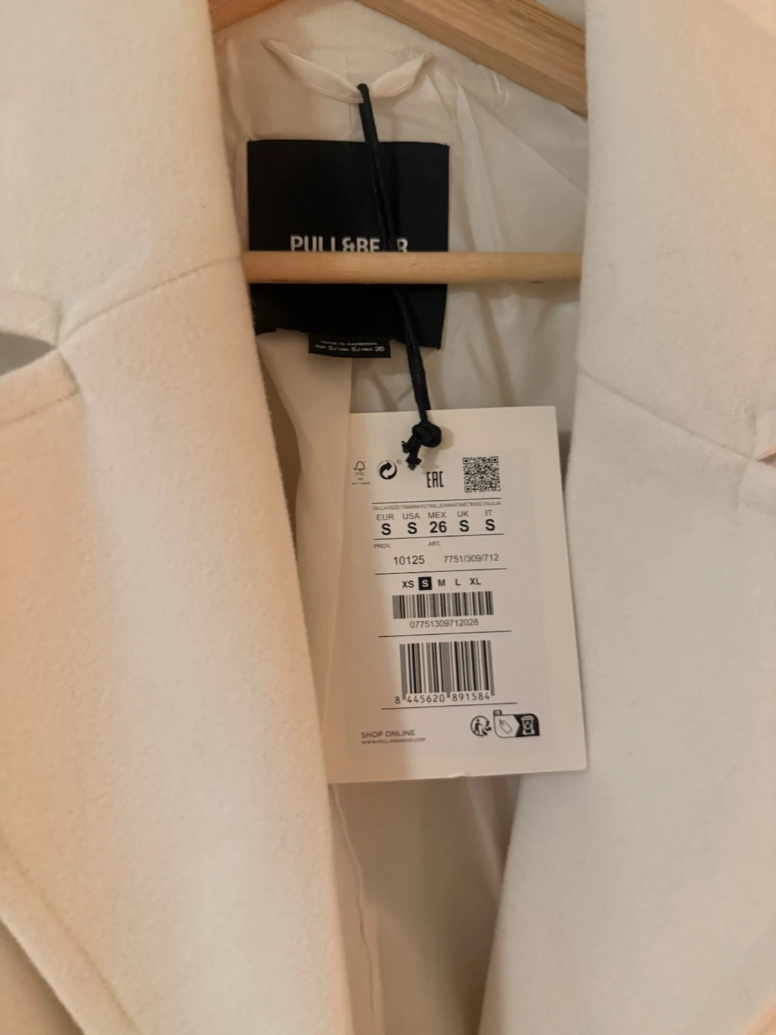 Vit kappa med knytskärp från Pull n Bear - 4