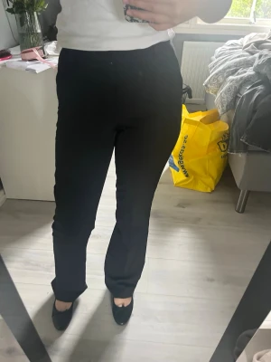 Kostymbyxor  - Säljer stillrena kostymbyxor från Bik Bok i storlek 34/XS. De har fickor framtill och bak 