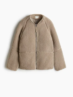 Beige teddyjacka med dragkedja - Slutsåld beige teddyjacka från H&M med rak passform och rundad hals. Jackan har en hel dragkedja framtill och är gjord i fluffigt teddy-material. Använd endast 1 gång, ser oanvänd ut. Nypris 549, pris kan diskuteras.