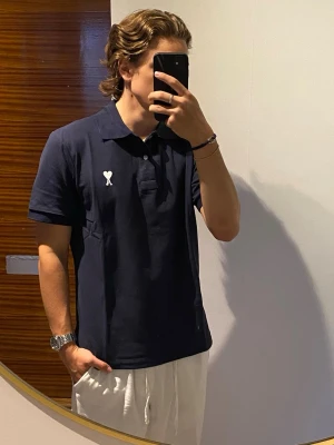 Mörkblå Ami Paris skjorta - Storlek M, jag är 176cm. Använd några gånger men lappen är kvar. Skriv gärna!