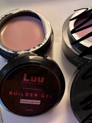 Luu Builder Gel Cover Nude Pink - Byggel från Luunails i färgen Cover Nude Pink. Gelen har en mjuk rosa nyans och kommer i en burk på 60g. Knappt använd