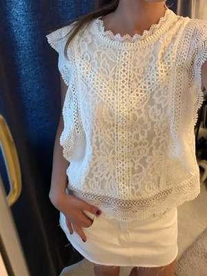 Fin spetsblus😋😋 - Supersöt vit blus i spets med volang och detaljmönster på ryggen!! 